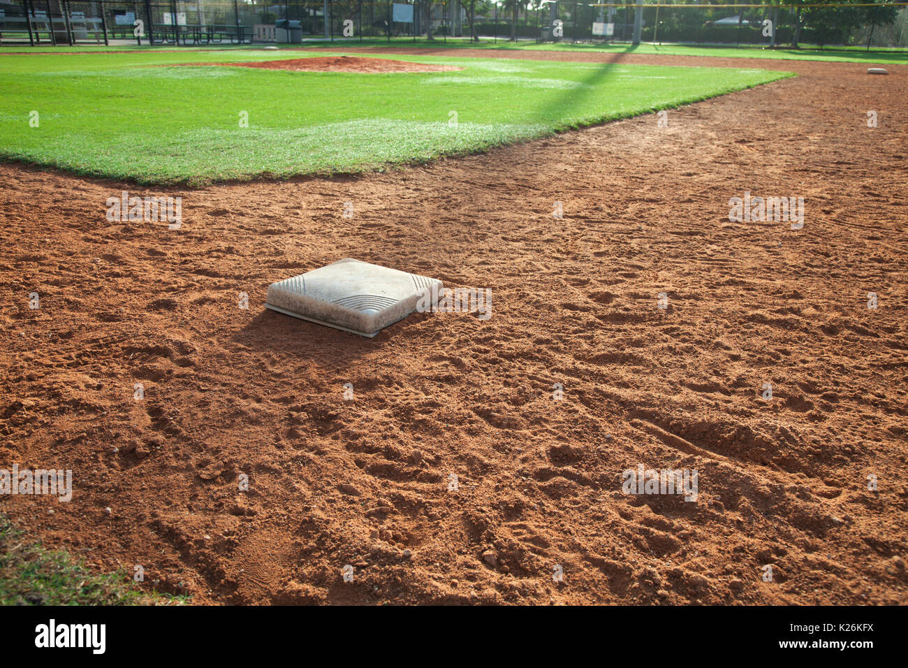 Una gioventù campo da baseball infield con la prima base in primo piano Foto Stock