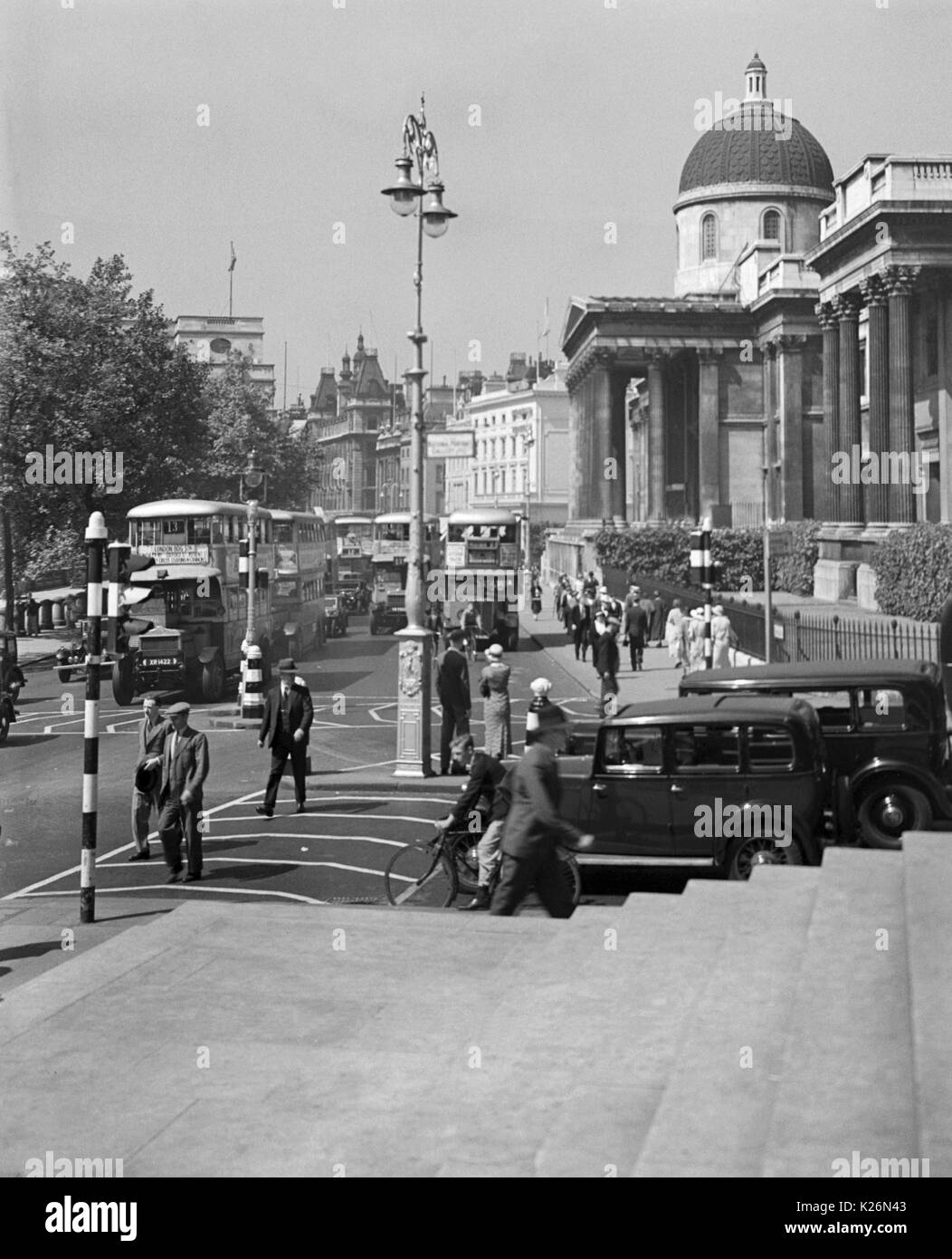 AJAXNETPHOTO. 1935. Londra, Inghilterra. - TRAFALGAR SQUARE il traffico venite da Pall Mall. Preso da fasi di ST.Martin's Church. foto:T.J.SPOONER COLL/AJAX VINTAGE PICTURE LIBRARY REF; TJS1935 01 Foto Stock