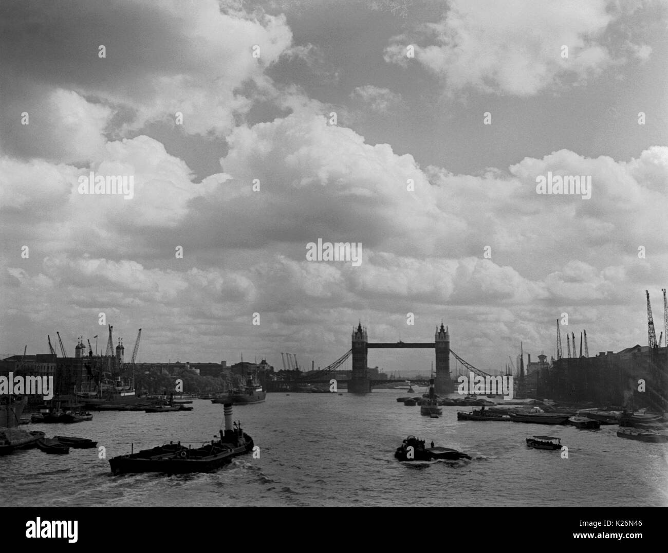 AJAXNETPHOTO. 8° agosto 1934. Londra, Inghilterra. - Spedizione nella piscina di Londra con il TOWER BRIDGE distanti. Foto:T.J.SPOONER COLL/AJAX VINTAGE PICTURE LIBRARY REF; TJS193408 1 Foto Stock