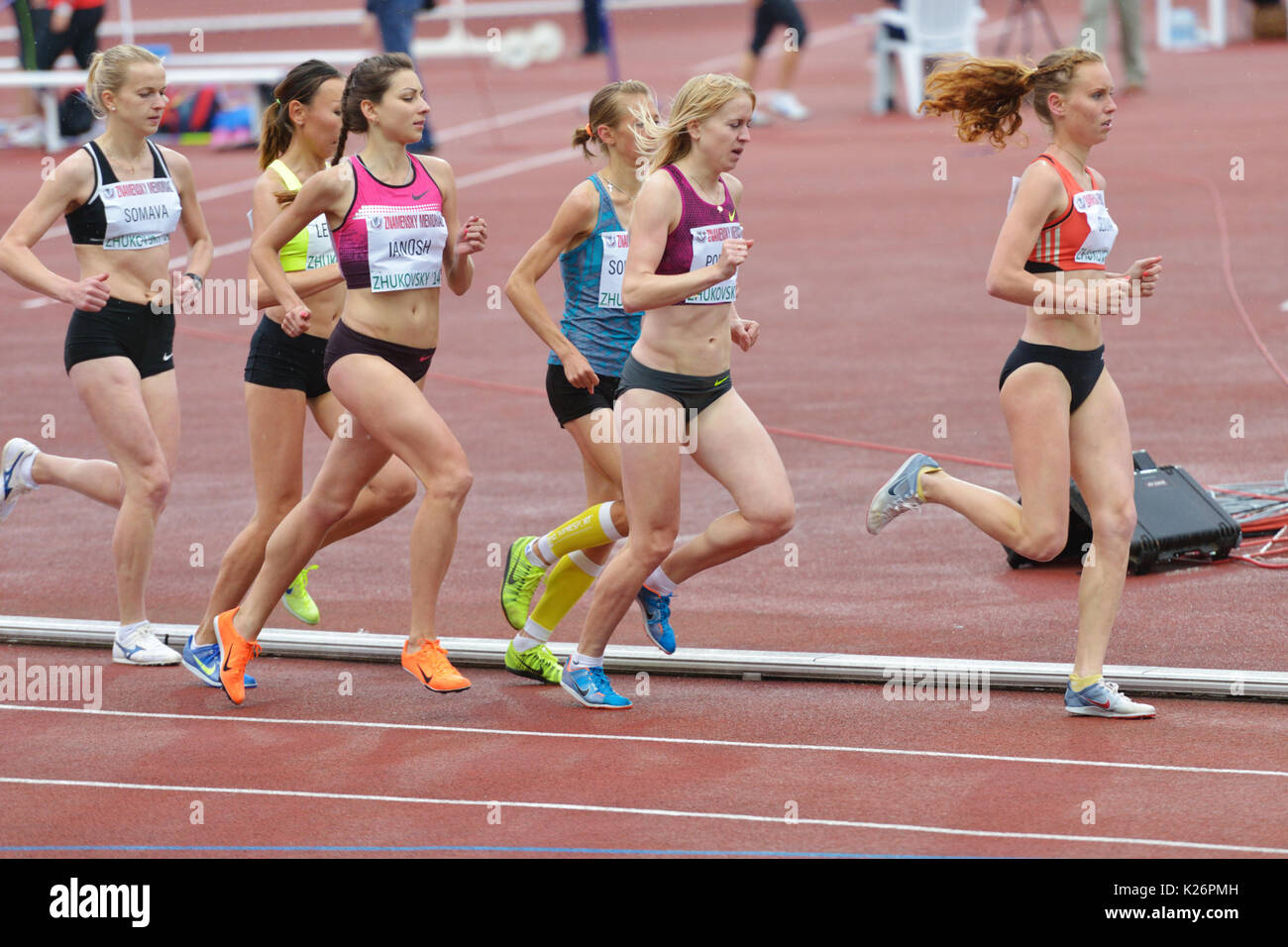 Zhukovsky, Moscow Region, Russia - 27 Giugno 2014: atleti della donne 5000 metri durante Znamensky Memorial. Le competizioni è uno di e Foto Stock