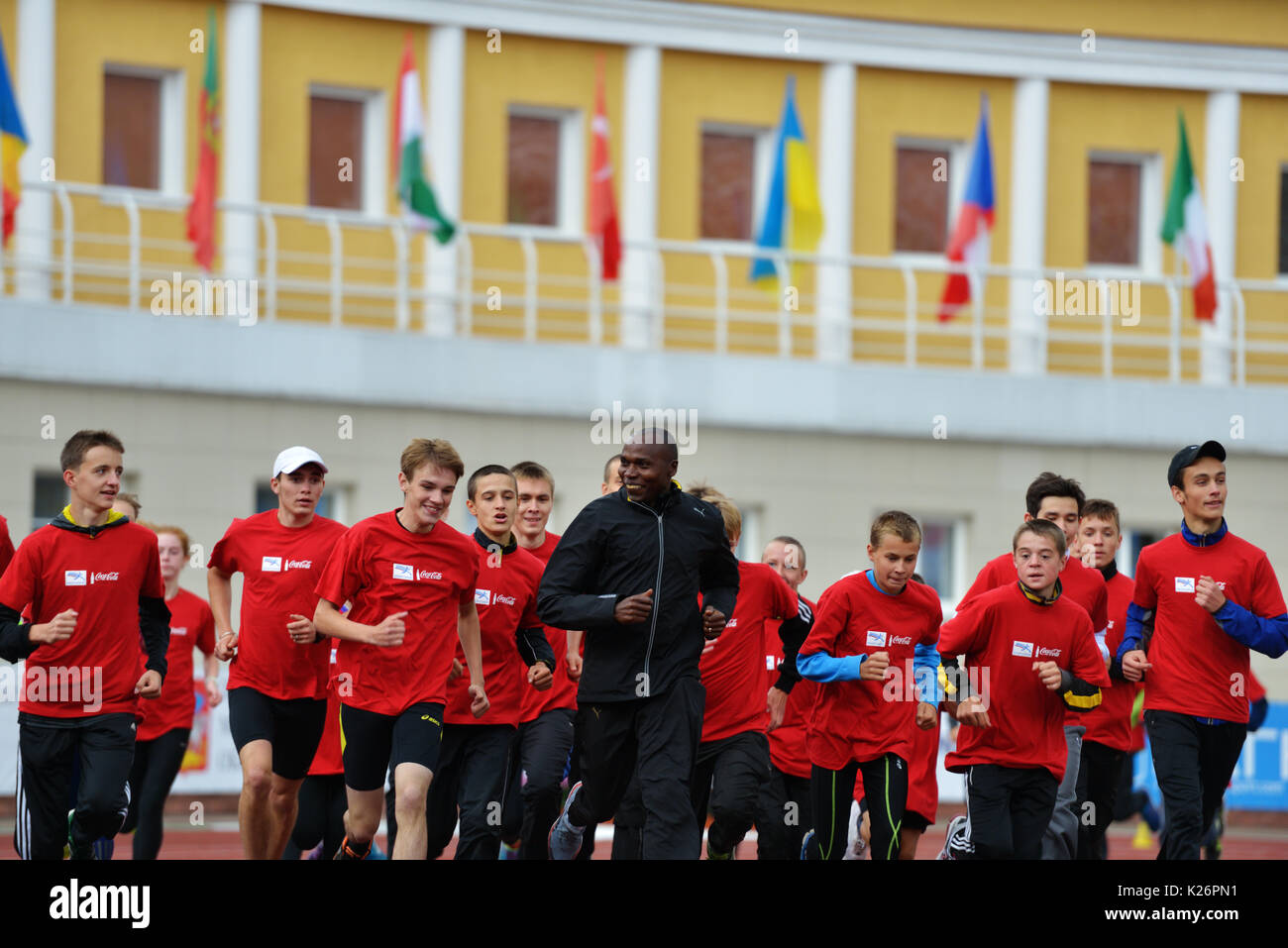 Zhukovsky, Moscow Region, Russia - 27 Giugno 2014: IAAF Campione del Mondo Wilson Kipketer della Danimarca dà una master class per giovani atleti russi assortiti Foto Stock