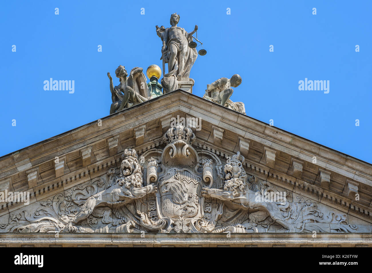 A timpano con figura Justitia, figure di innocenza e vice di Balthasar Schmitt, il Palazzo di Giustizia, Monaco di Baviera, Baviera, Baviera Foto Stock
