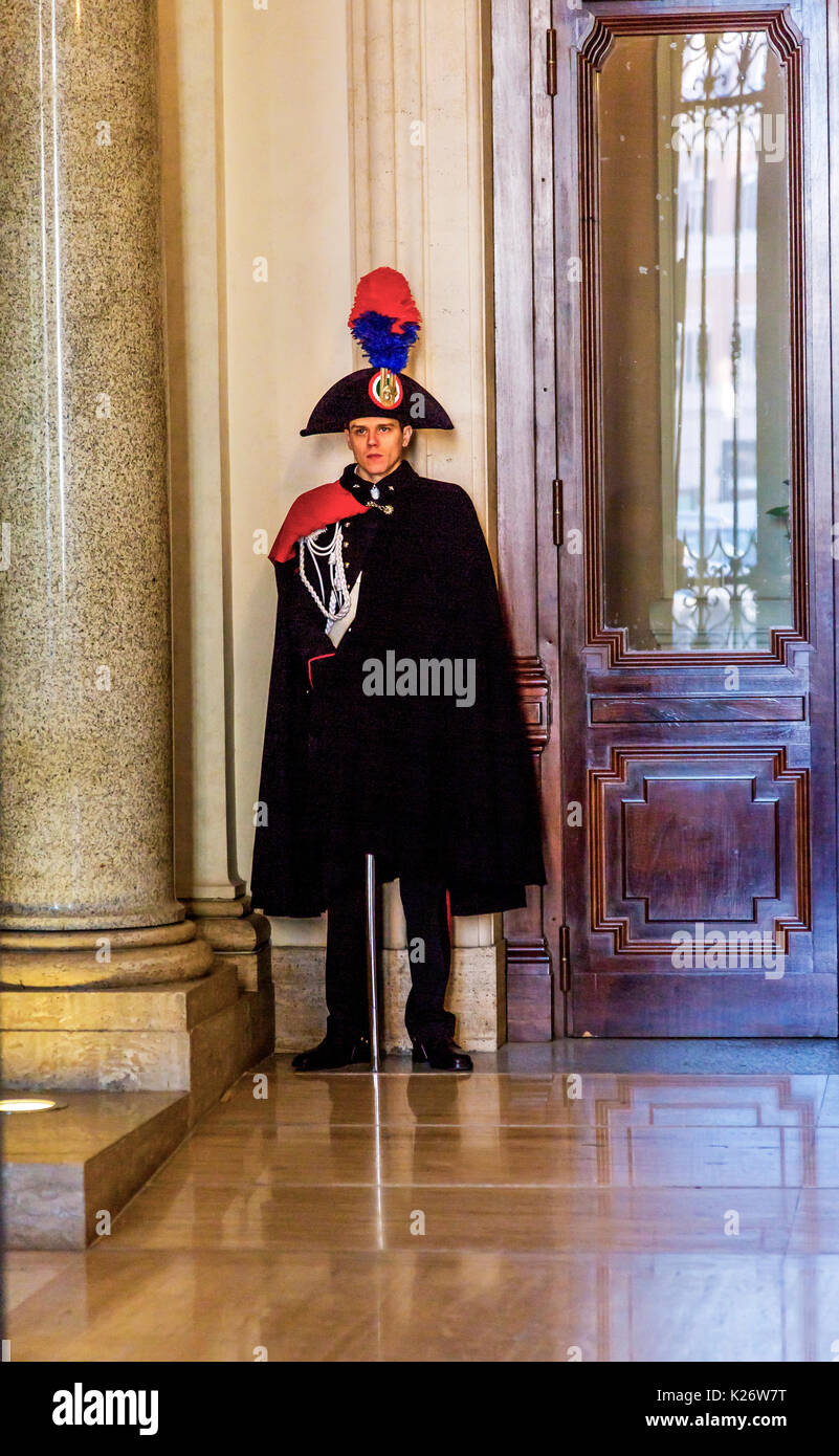 Funzionario italiano ornato di uniformi Palazzo Madama Senato italiano il Palazzo del Parlamento Roma Italia. Palazzo costruito nel 1505 dalla famiglia Medici Foto Stock