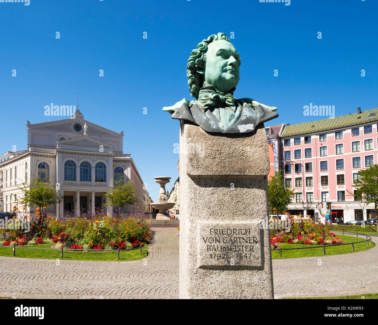 Busto Friedrich von Gärtner, Gärtnerplatztheater, Teatro di Stato alla Gärtnerplatz, Isarvorstadt, Monaco di Baviera, Baviera superiore Foto Stock