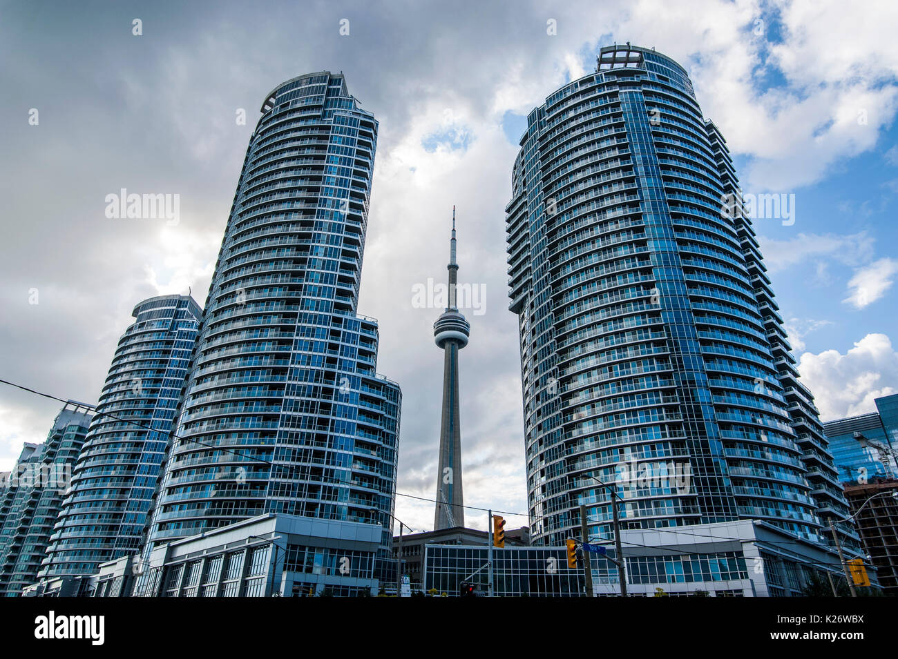 CN Tower dietro alti edifici, del centro cittadino di Toronto, Ontario, Canada Foto Stock