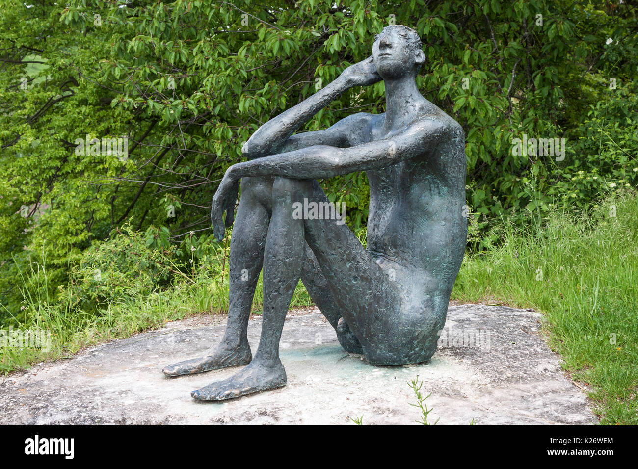 Uomo di ascolto, scultura in bronzo dal prof. Fritz Nuss, 1966, Strümpfelbach percorso di scultura, Baden-Württemberg, Germania Foto Stock