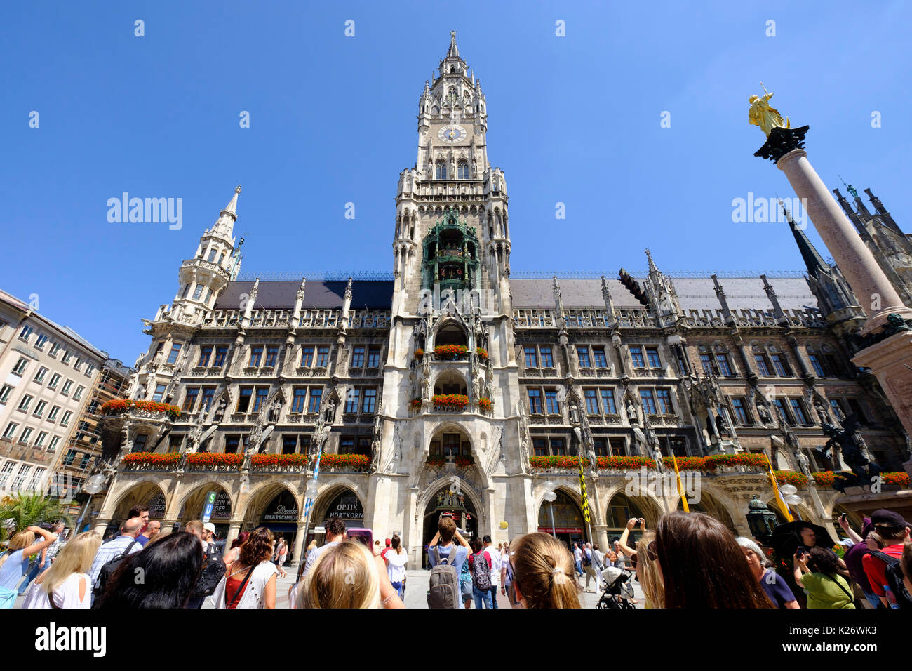 I turisti la visione di segnalazione acustica, Municipio nuovo Marienplatz, città vecchia, Monaco di Baviera, Baviera, Baviera, Germania Foto Stock