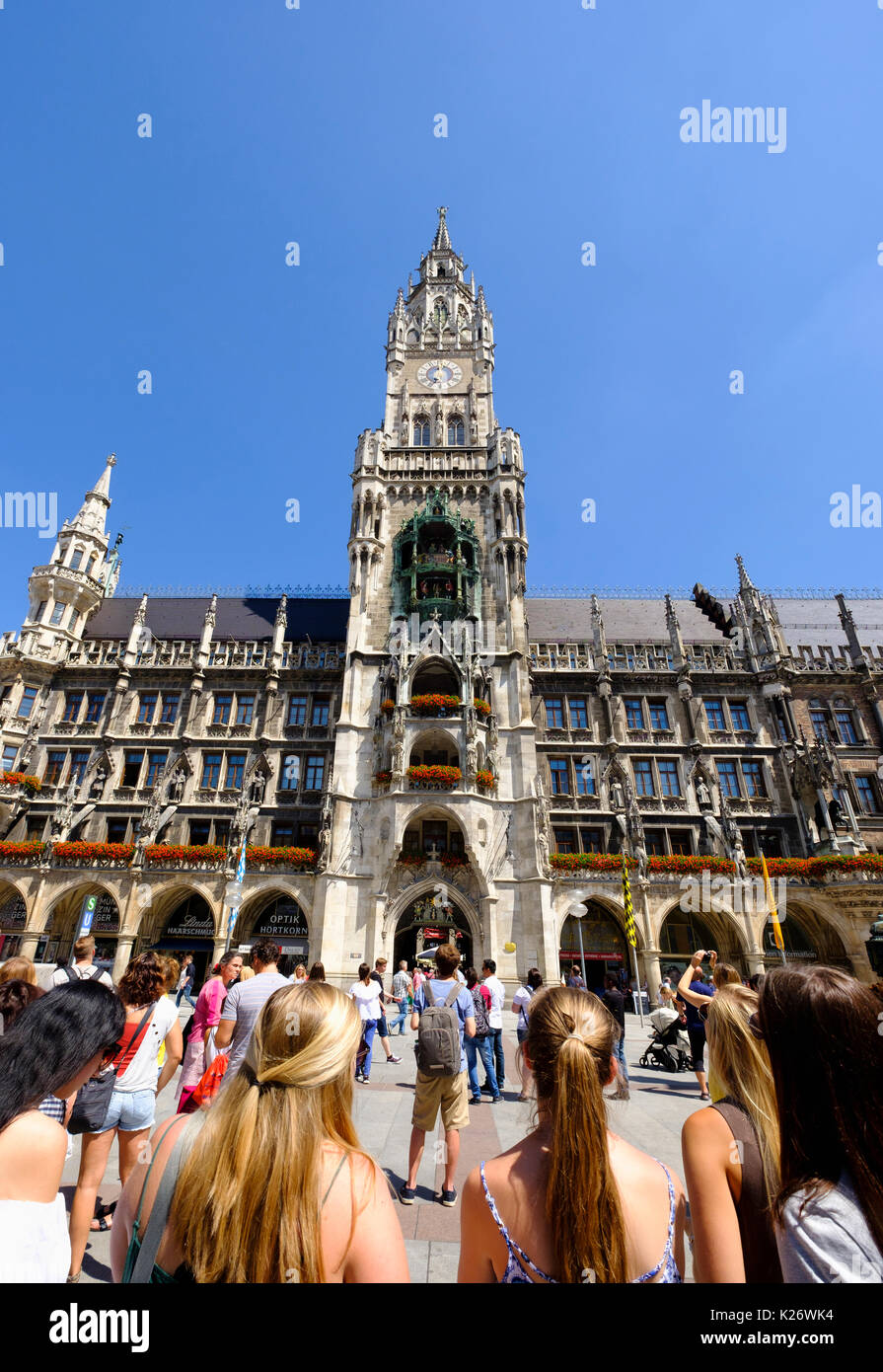 I turisti la visione di segnalazione acustica, Municipio nuovo Marienplatz, città vecchia, Monaco di Baviera, Baviera, Baviera, Germania Foto Stock