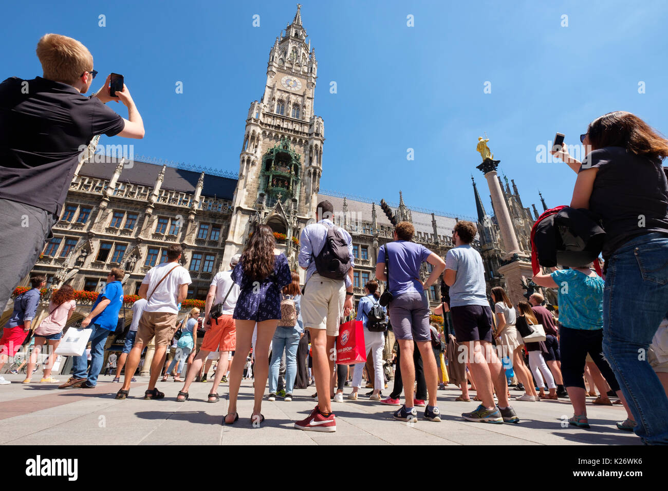 I turisti la visione di segnalazione acustica, Municipio nuovo Marienplatz, città vecchia, Monaco di Baviera, Baviera, Baviera, Germania Foto Stock