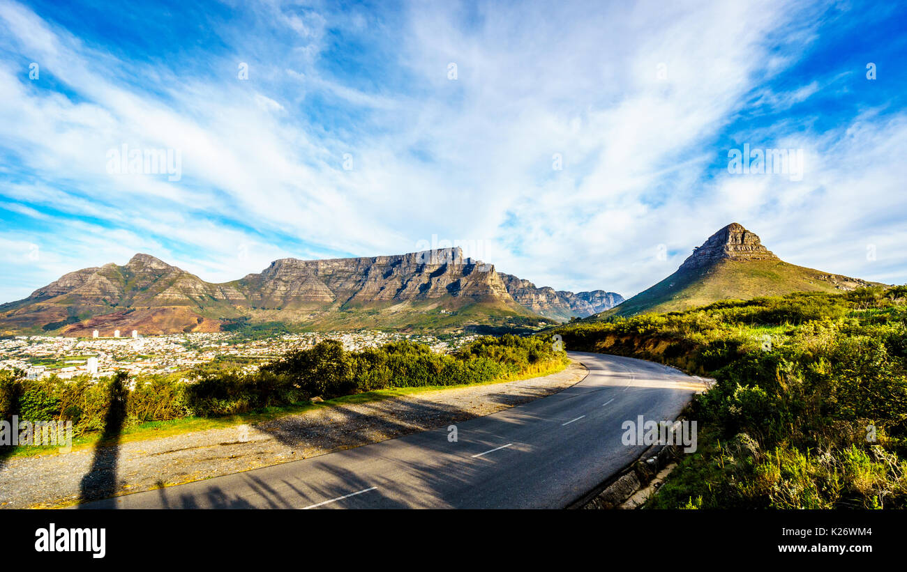 Tramonto sul Cape Town, Table Mountain Devils Peak, Lions Head e i dodici Apostoli. Visto dalla collina di segnale a Città del Capo, Sud Africa Foto Stock