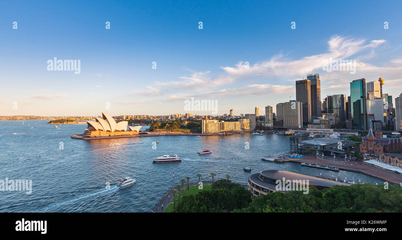 Tramonto, Circular Quay e rocce, Skyline con la Opera House di Sydney, il Quartiere Finanziario, il distretto bancario, Sydney Foto Stock