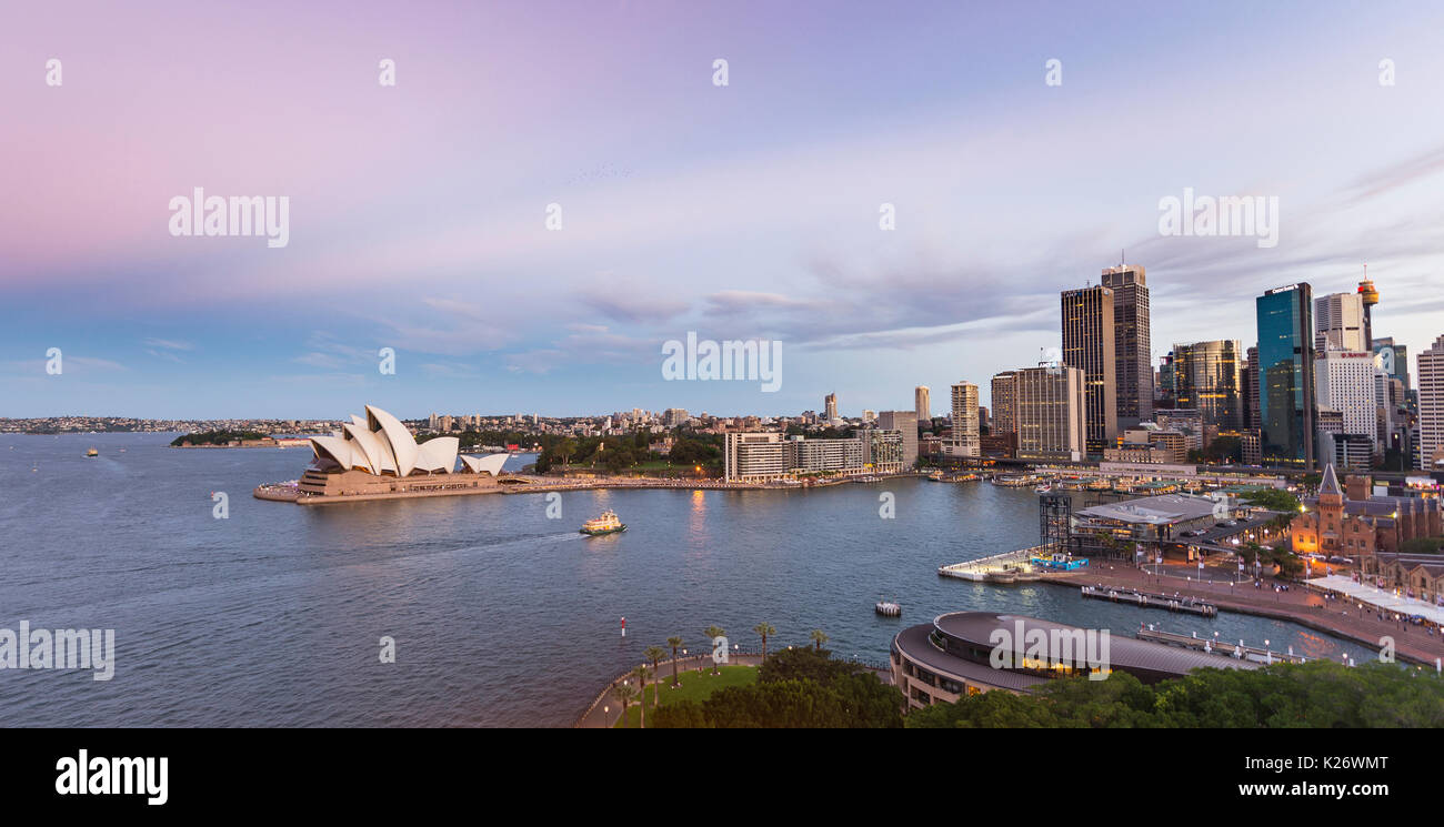 Tramonto, Circular Quay e rocce, Skyline con la Opera House di Sydney, il Quartiere Finanziario, il distretto bancario, Sydney Foto Stock