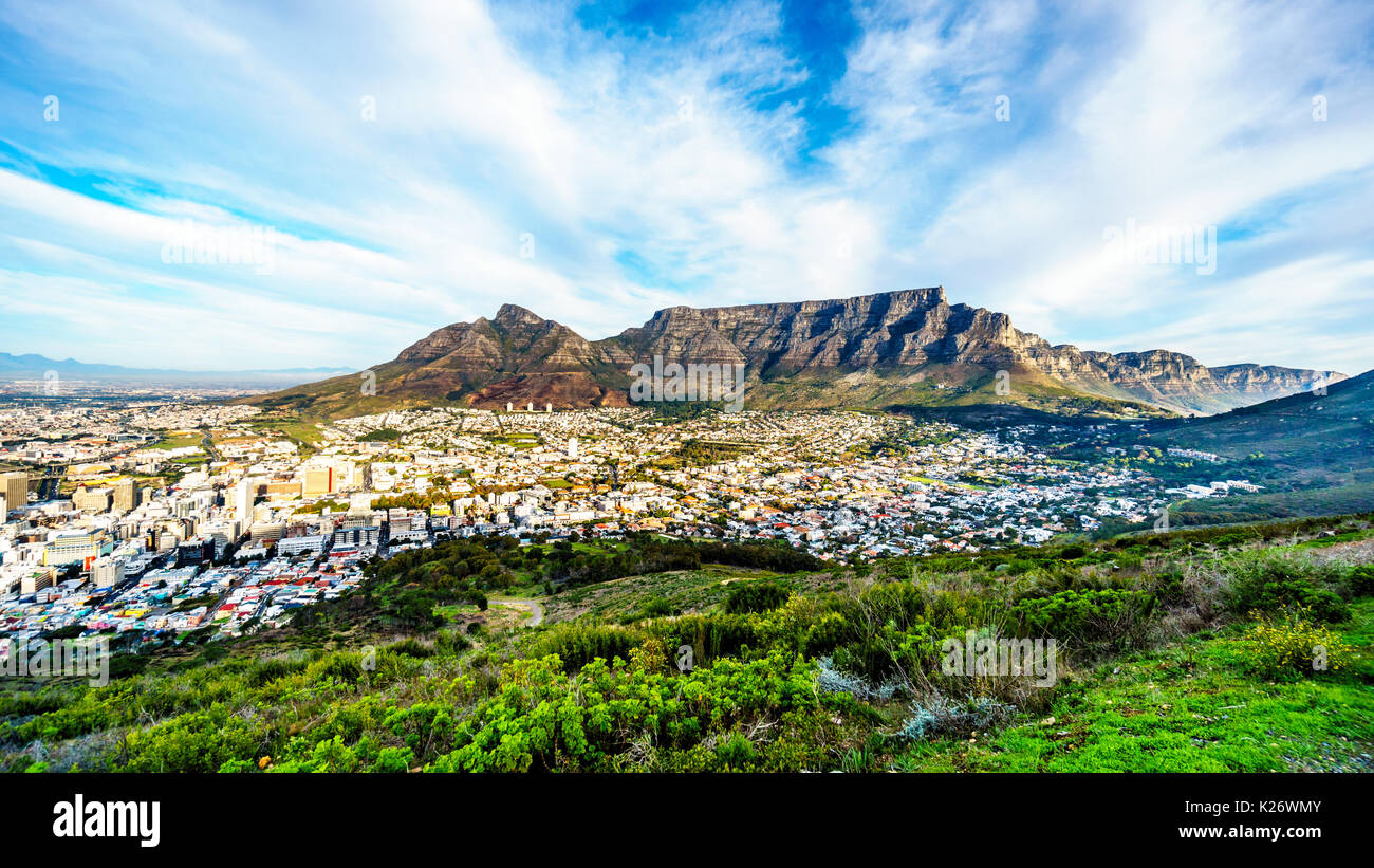 Tramonto sul Cape Town, Table Mountain Devils Peak, Lions Head e i dodici Apostoli. Visto dalla strada di Signal Hill a Città del Capo, Sud un Foto Stock