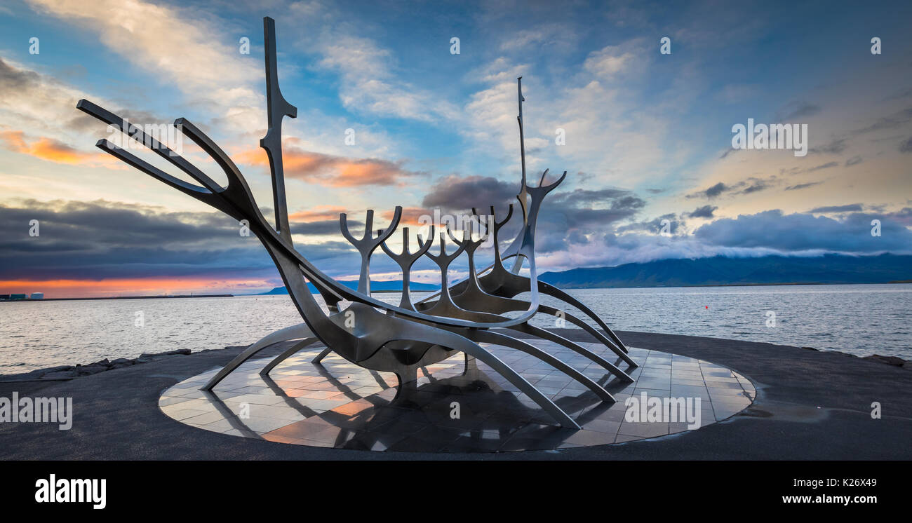 Sun Voyager è una scultura da Jón Gunnar Árnason, situato accanto alla strada Saebraut in Reykjavík, Islanda. Sun Voyager è un dreamboat, un inno al su Foto Stock