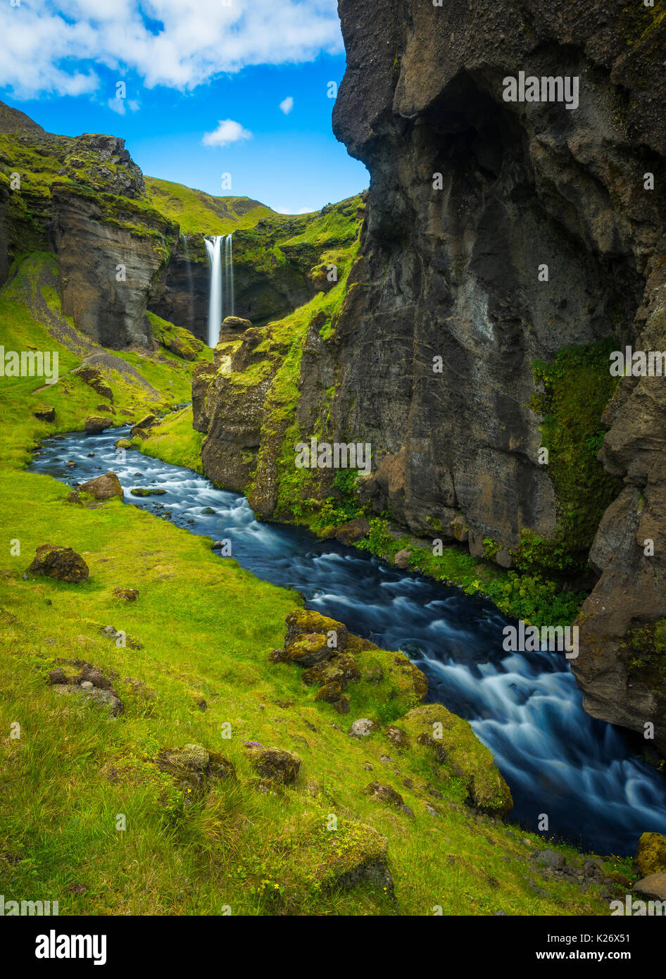 Kvernufoss cascata nella regione meridionale di Islanda Foto Stock