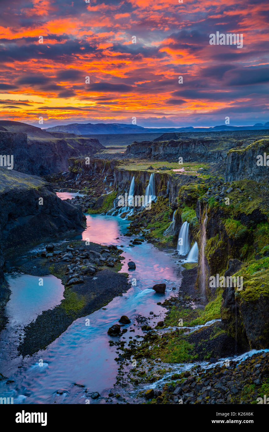 Canyon con molteplici cascate nella regione meridionale di Islanda Foto Stock