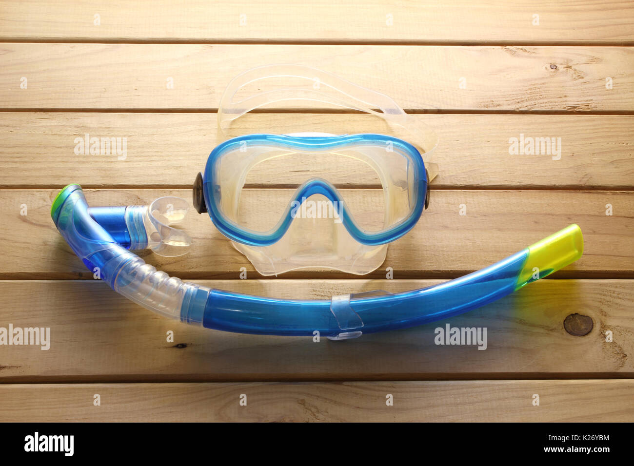 Occhiali protettivi e fare snorkelling su sfondo di legno Foto Stock