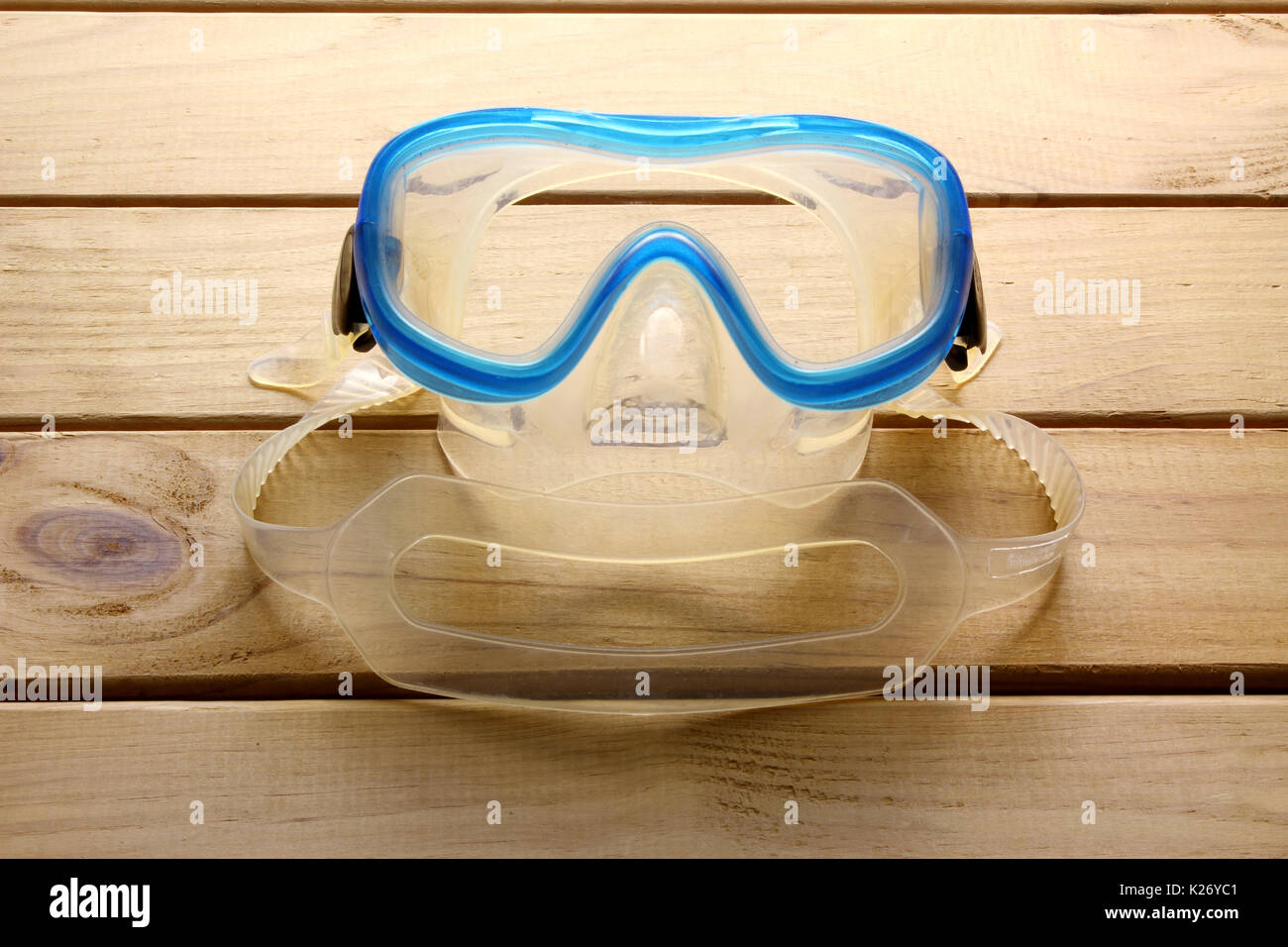 Occhiali protettivi e fare snorkelling su sfondo di legno Foto Stock