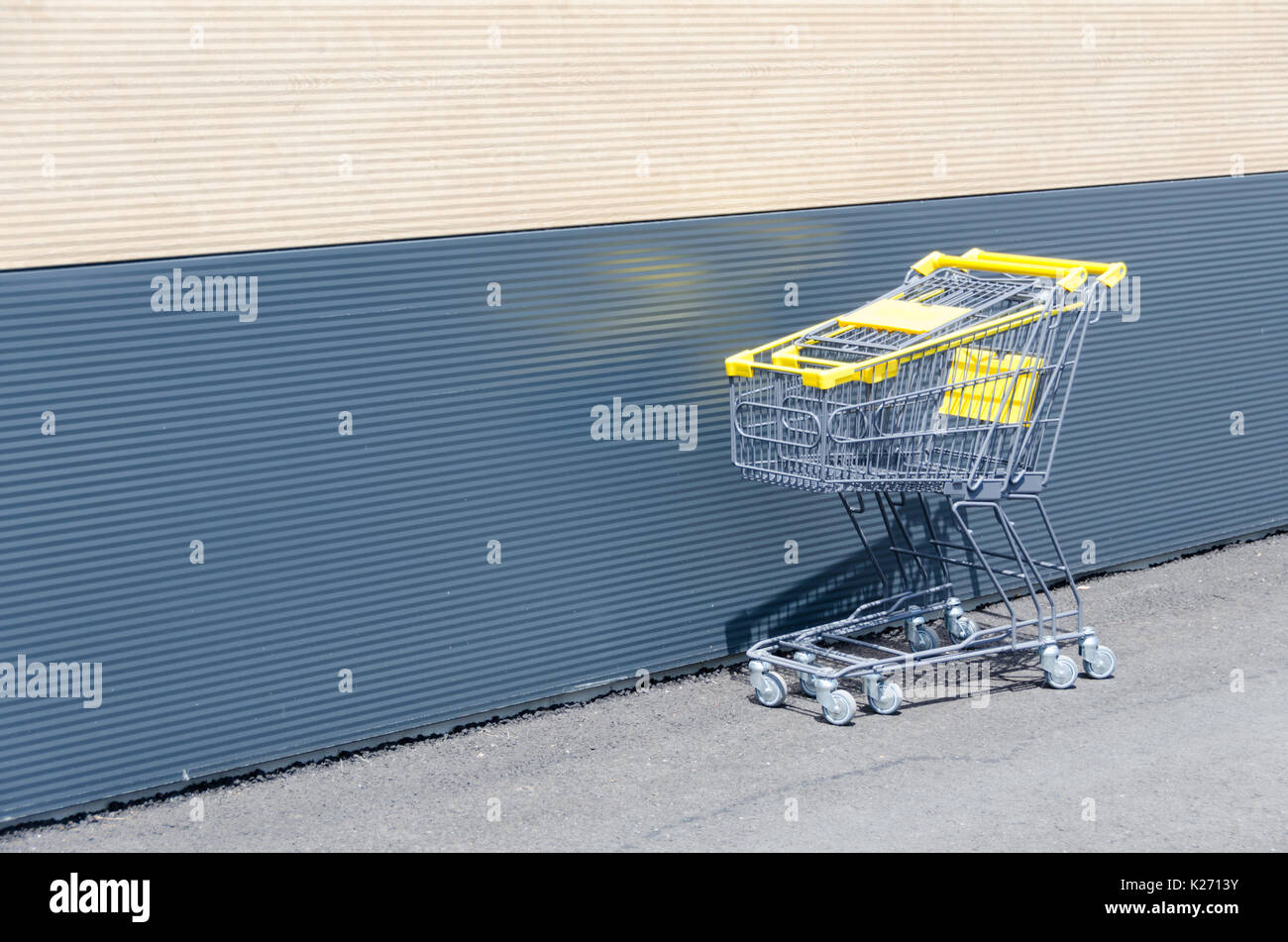 Giallo carrelli di shopping Accanto allo shopping mall Foto Stock