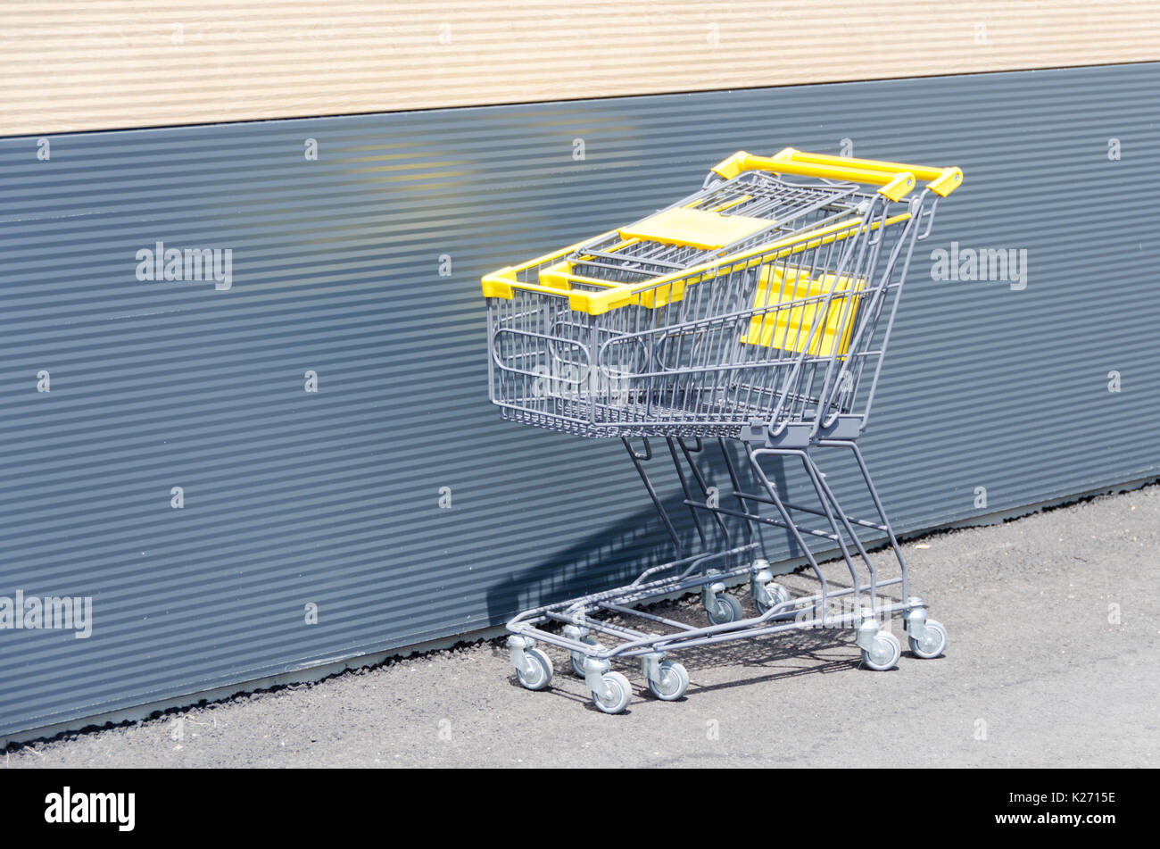 Carrello accanto al supermercato Foto Stock
