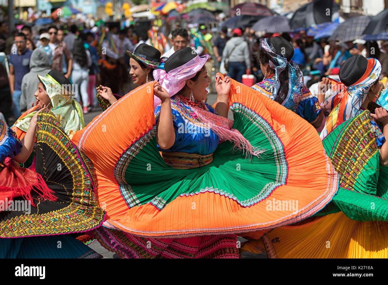 Giugno 17, 2017 Pujili, Ecuador: femmina gruppo di ballerini in abiti tradizionali in movimento con il Corpus Christi parata annuale Foto Stock