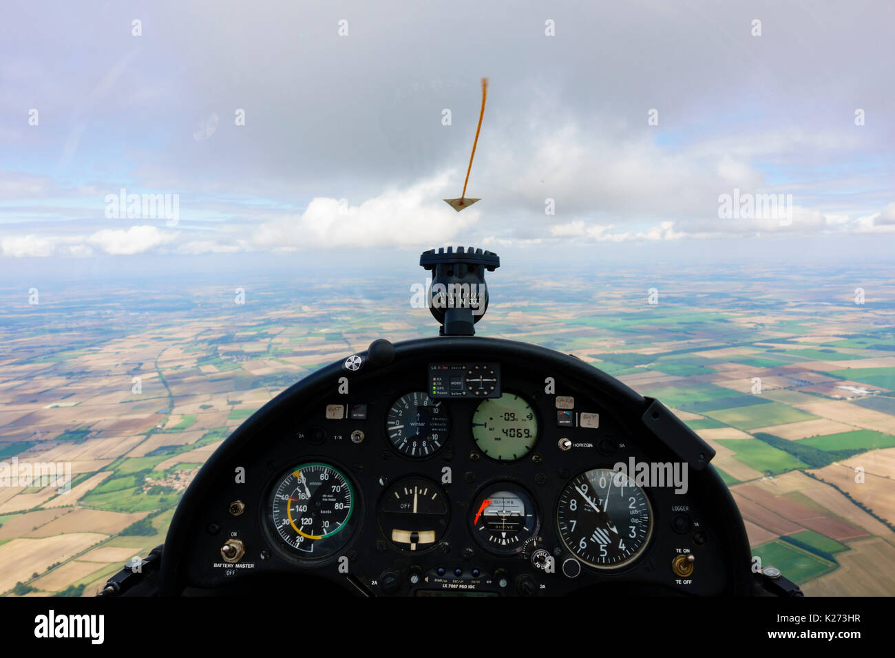 Vista aerea del cockpit dei piloti di un deltaplano Rolladen-Schneider LS8 - 18 che mostra il quadro strumenti Foto Stock