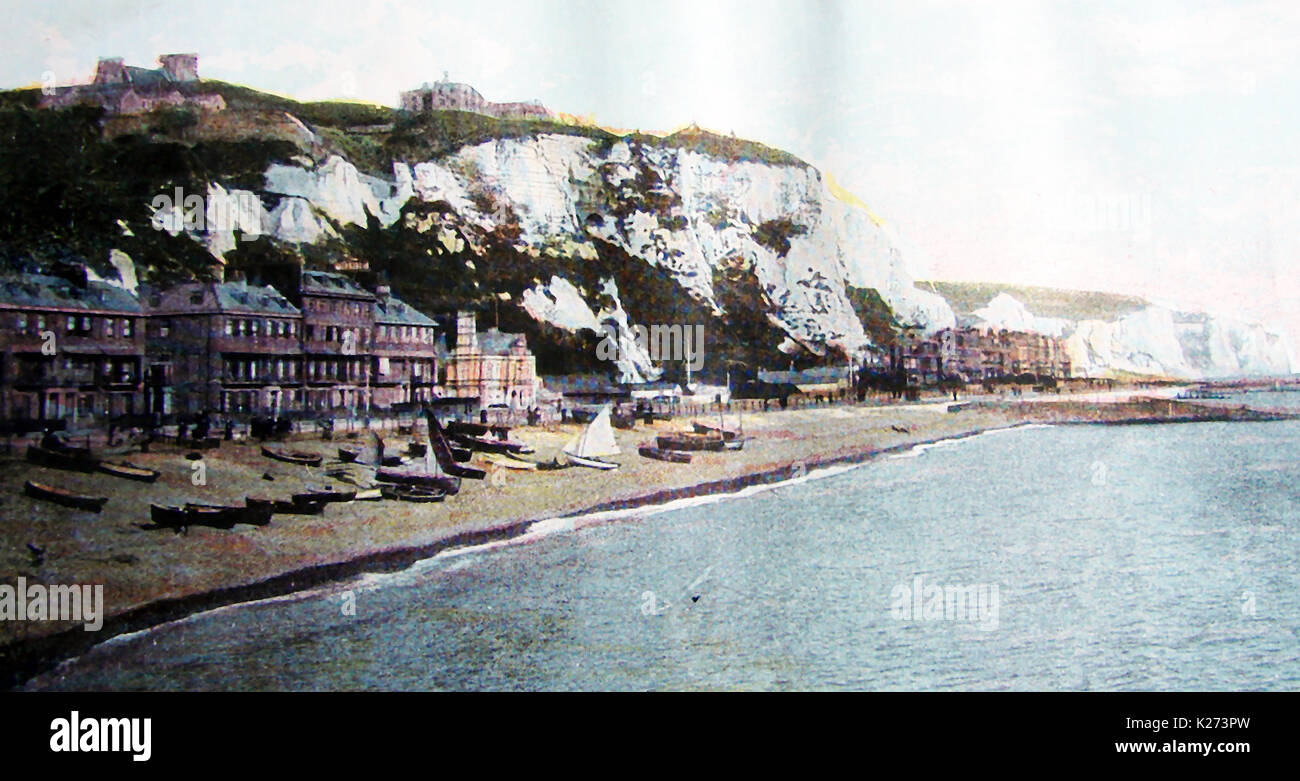 1922 - Uno storico stampato illustrazione colorata che mostra il porto dei traghetti di Dover come era la spiaggia e le scogliere bianche Foto Stock