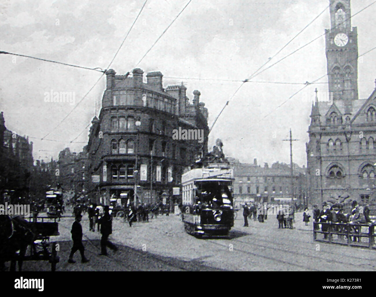 1920 - Una scena di strada in Bradford, Inghilterra che mostra un tram al di fuori della città hallsheds Foto Stock