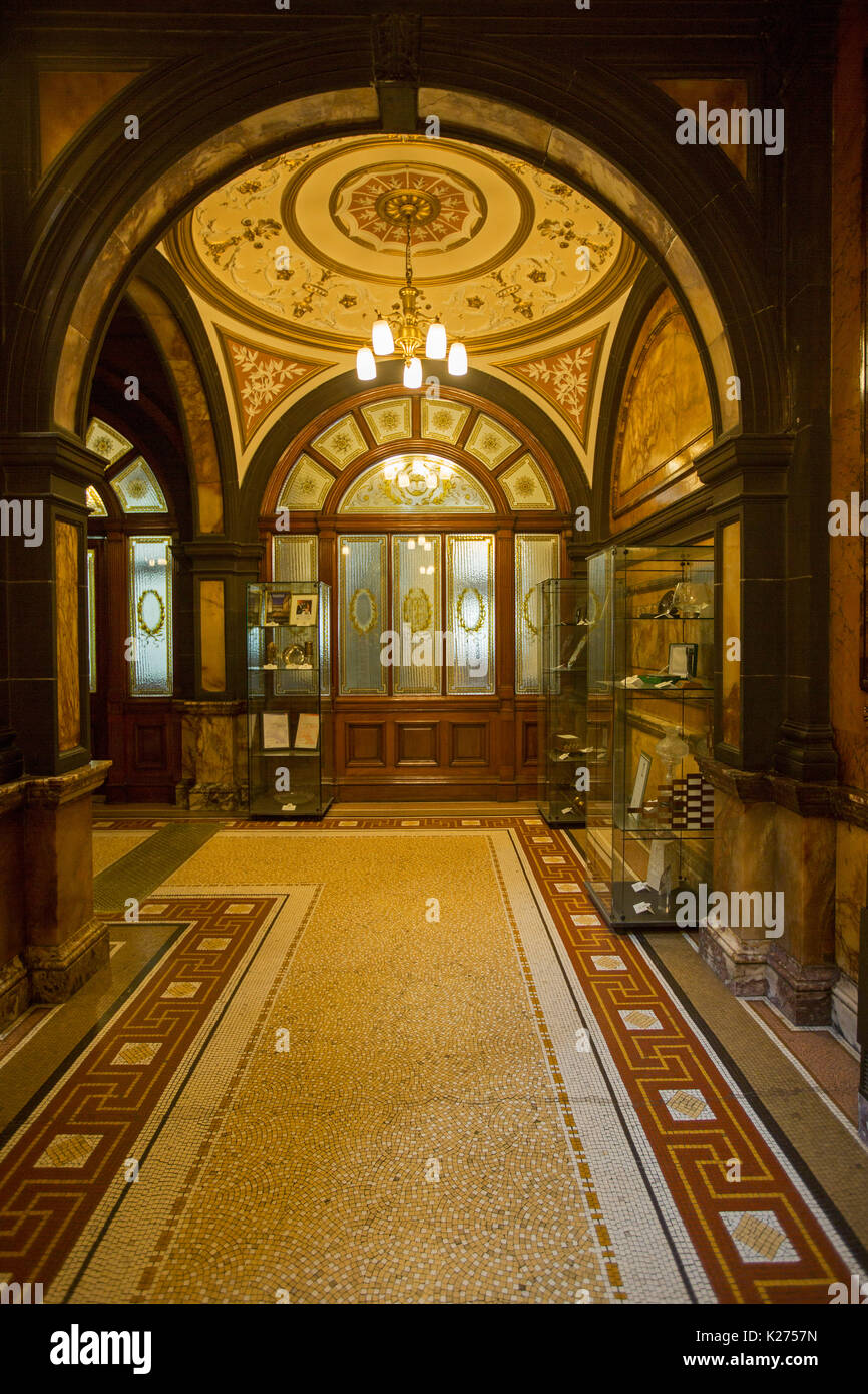 Splendidi interni di Glasgow City Chambers / edifici comunali / town hall in George Square, architettura del XIX secolo di marmo e granito, Scozia Foto Stock