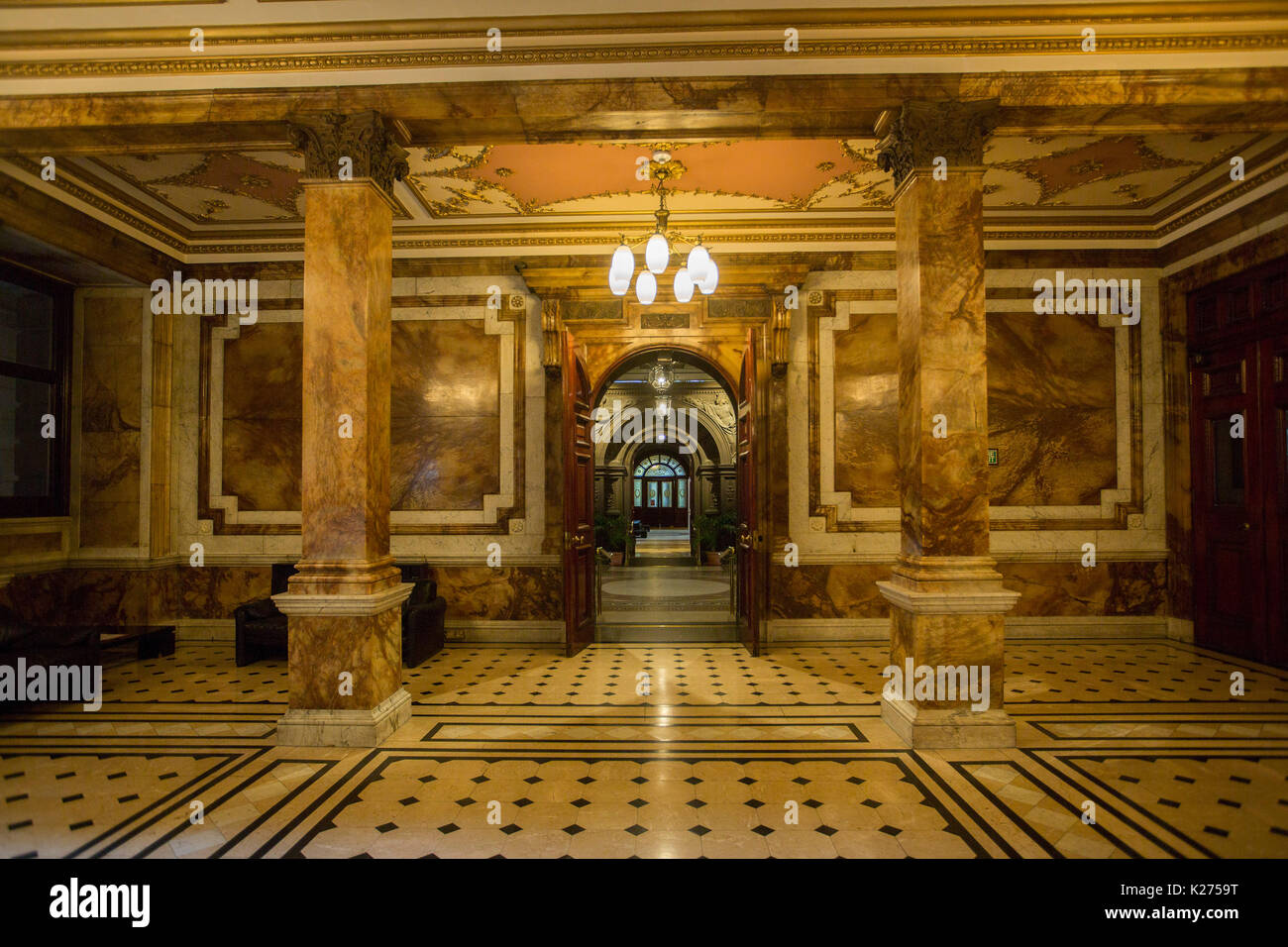 Splendidi interni di Glasgow City Chambers / edifici comunali / town hall in George Square, architettura del XIX secolo di marmo e granito, Scozia Foto Stock