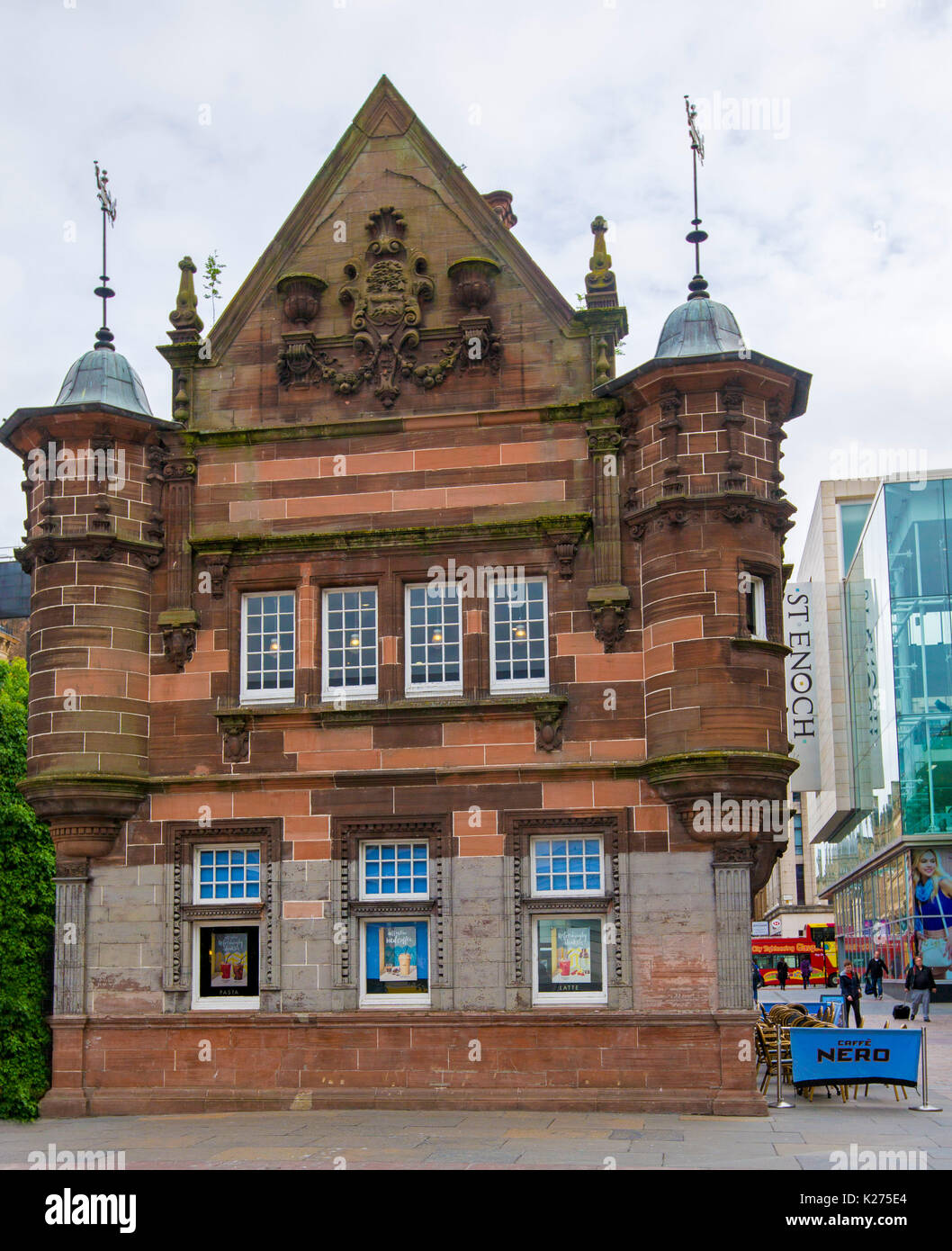 Elegante edificio storico, ora un cafe, precedentemente noto come ingresso al St Enoch stazione metropolitana nelle città di Glasgow, Scozia Foto Stock