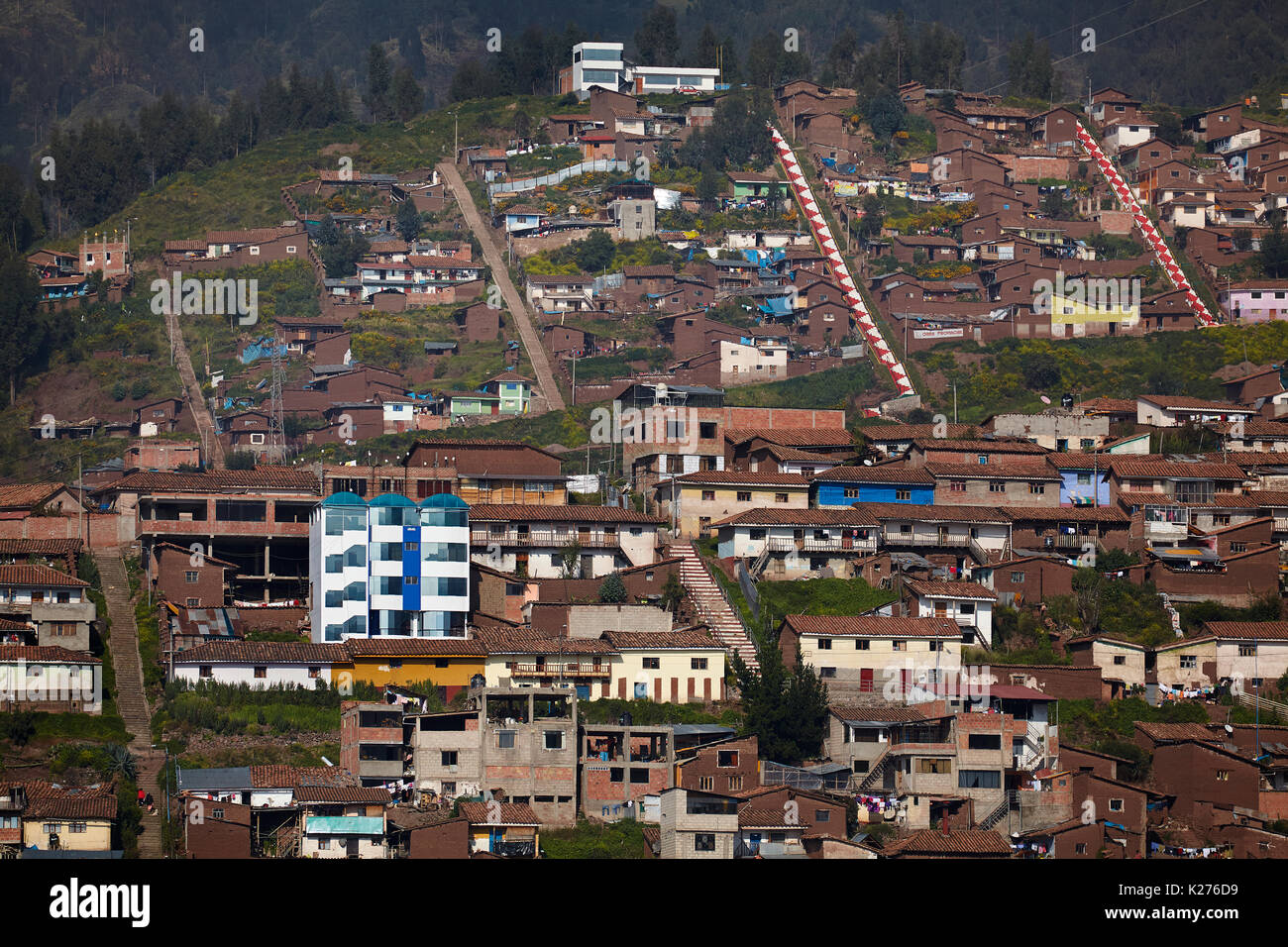 Nuove e vecchie case sul pendio scosceso, Cusco, Perù, Sud America Foto Stock