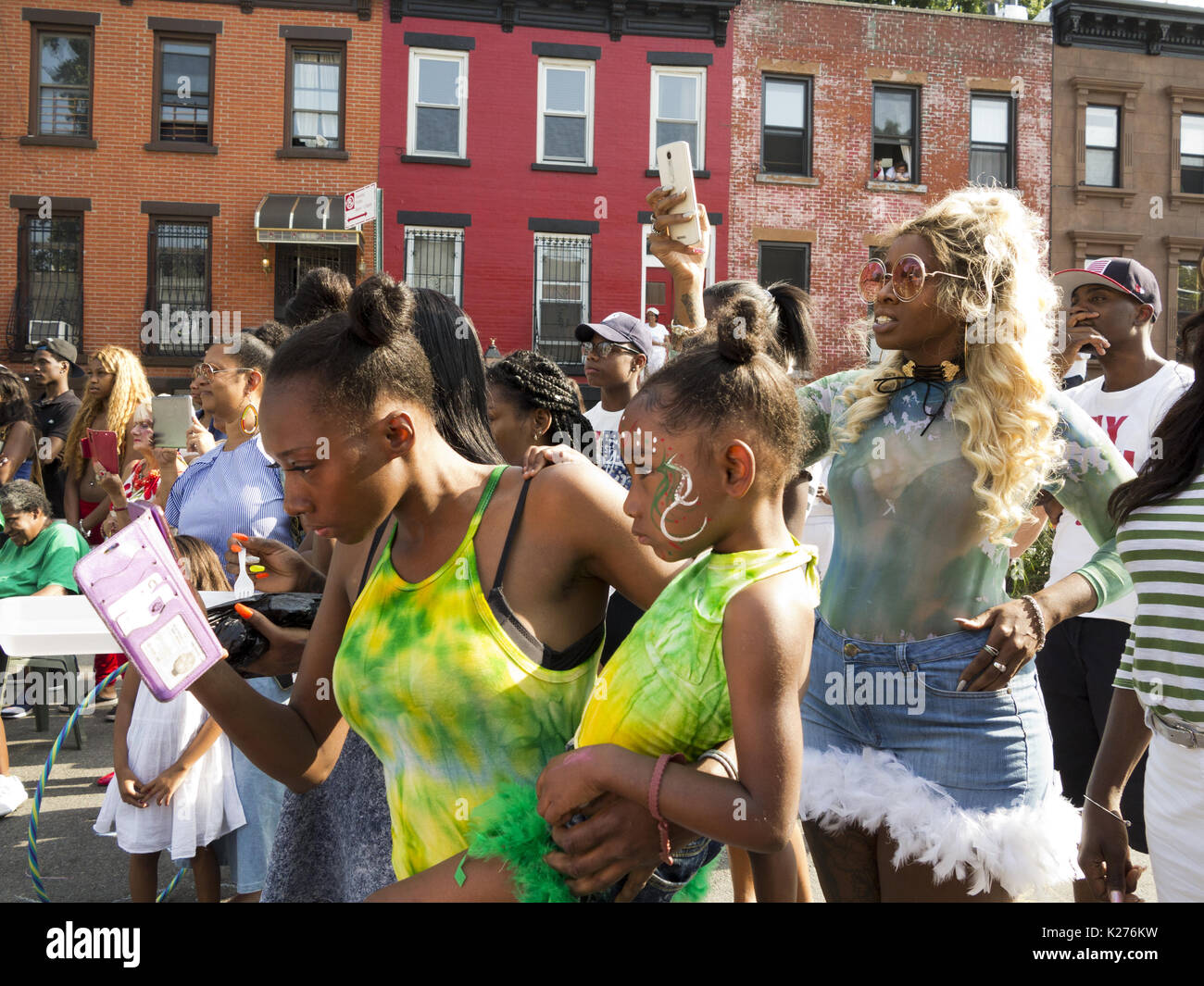 Guardare il pubblico spettacolo fase a block party in Bedford Stuyvesant sezione di Brooklyn, NY, Aug.26, 2017. Foto Stock
