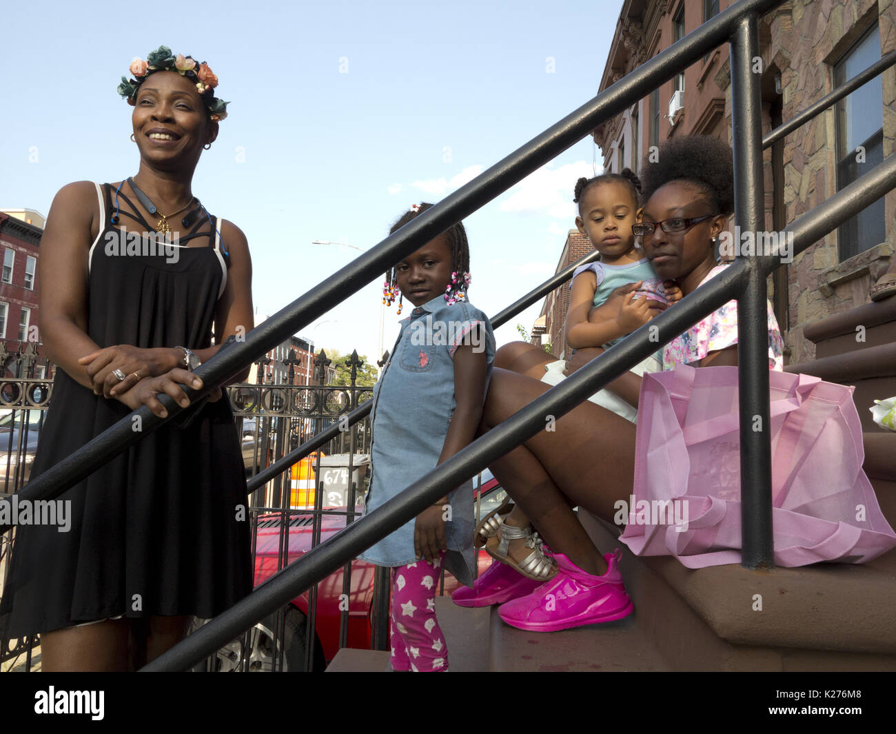 Famiglia su stoop a block party in Bedford Stuyvesant sezione di Brooklyn, NY, Aug.26, 2017. Foto Stock