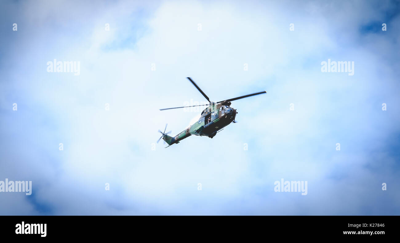 Parigi, Francia - 11 luglio 2017: UN SA330 elicottero Puma dal Sud-Aviation azienda dell'esercito sorvola la capitale francese in ordine al treno per TH Foto Stock