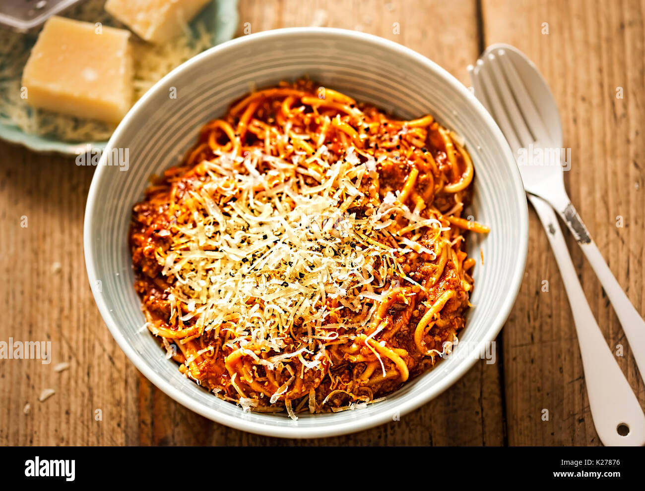 Spaghetti alla Bolognese con carne macinata, salsa di pomodoro, parmigiano grattugiato Foto Stock