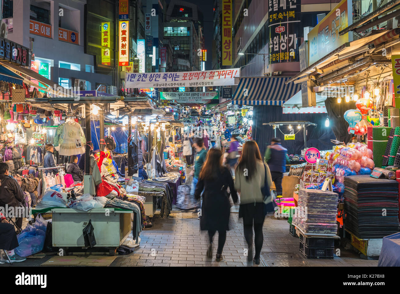MYEONG-DONG DI SEOUL, Corea: aprile 1,2016: People Shopping e passeggiate nel mercato Namdaemun street market di notte, Seoul, Corea del Sud Foto Stock