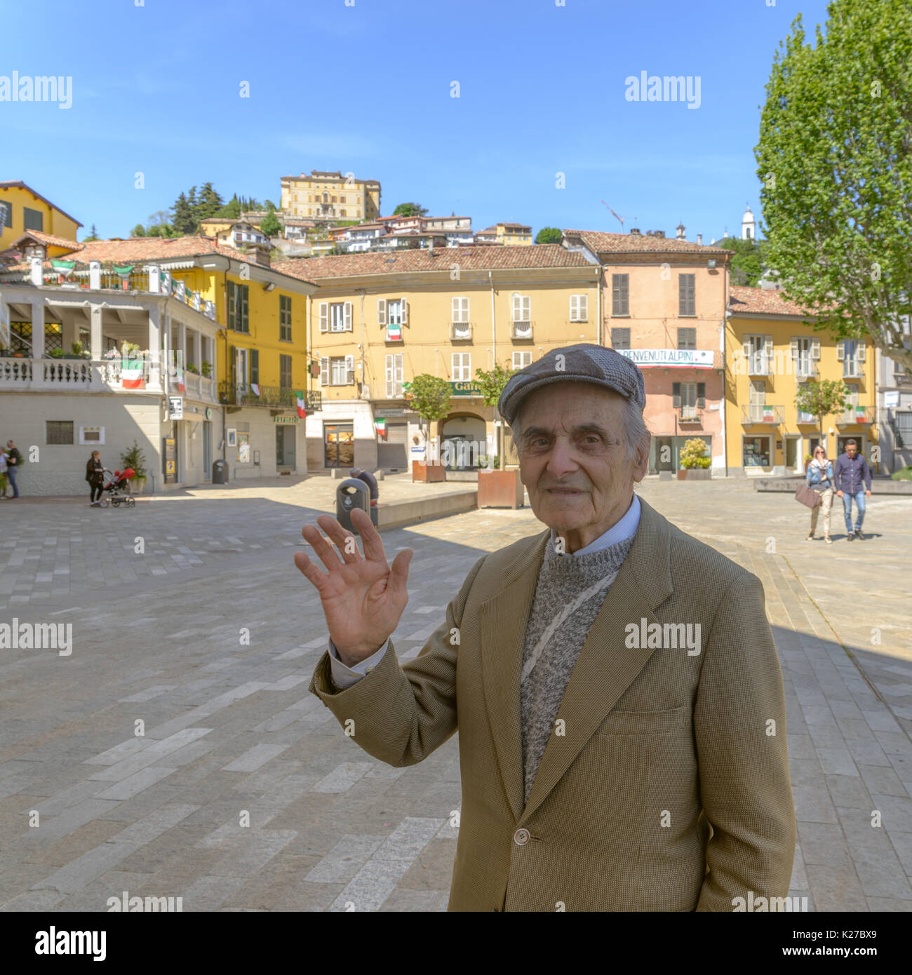 Un vecchio uomo onde con il Piemonte città di Canneli in background Foto Stock