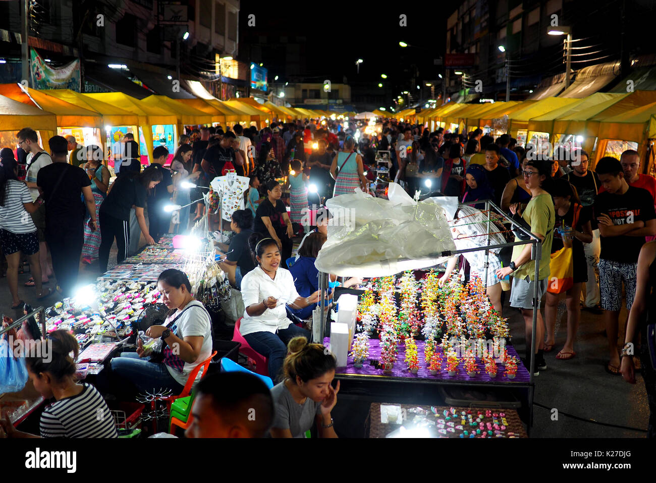 Il mercato notturno in Krabi town, Thailandia Foto Stock