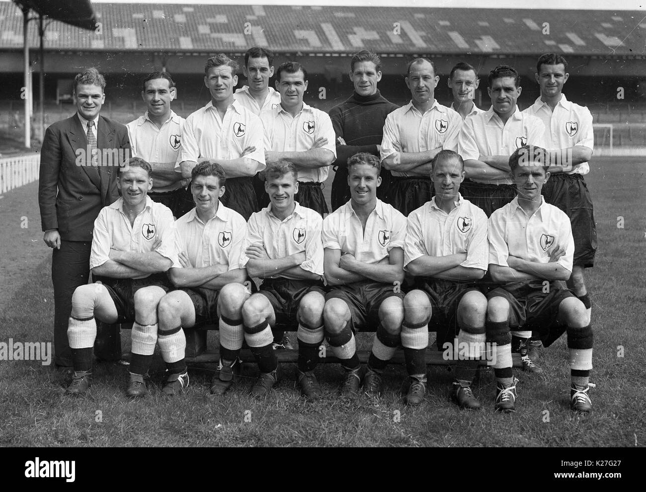 Tottenham Hotspur Calcio 1952 LtoR Sonny Walters, Alf Ramsey, Leslie Bennett, Henry Clarke, Len Duquemin, Ted Ditchburn, Ron Burgess, Les Dicker, Charles Withers, Derek Castello. Prima fila Bill Nicholson, Arthur Willis, ?, Sydney McClellan, Eddie Bailey, Tommy Harmer Foto Stock