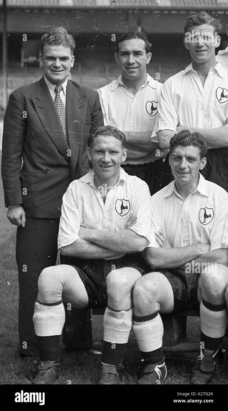 Leggende del calcio Alf Ramsey e Bill Nicholson nel 1952 Tottenham Hotspur Calcio 1952 LtoR Sonny Walters, Alf Ramsey, Leslie Bennett fila anteriore Bill Nicholson, Arthur Willis, Foto Stock