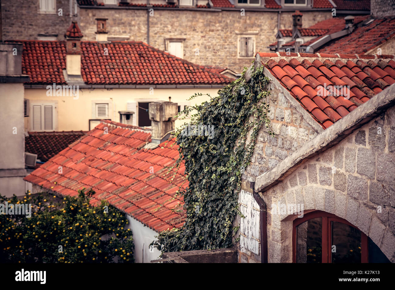 Antica facciata di edificio nella vecchia città europea con orange i tetti di tegole con antichi esterno rétro in stile vintage Foto Stock