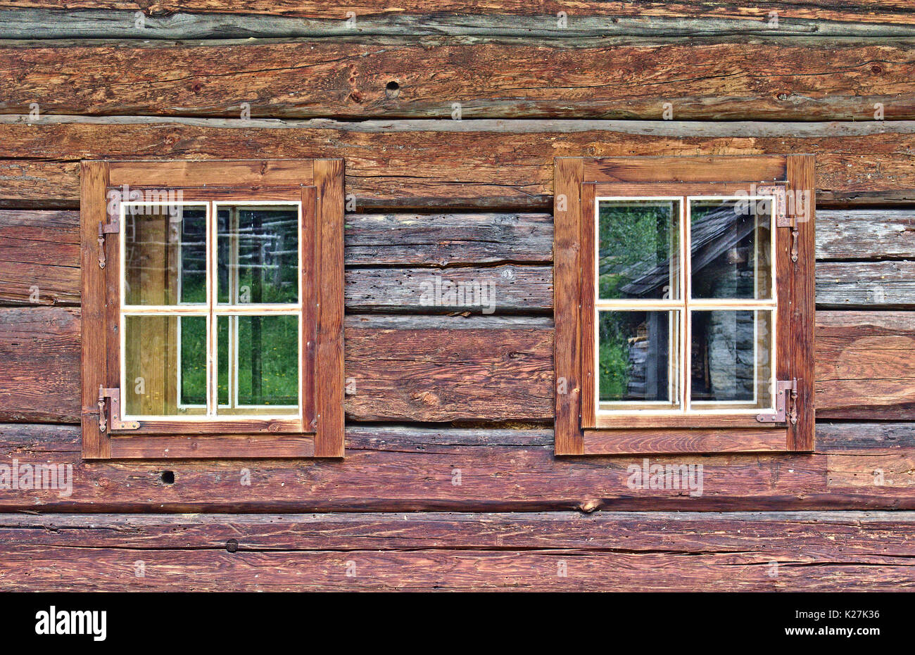 Log Cabin parete con due finestre quadrate Foto Stock