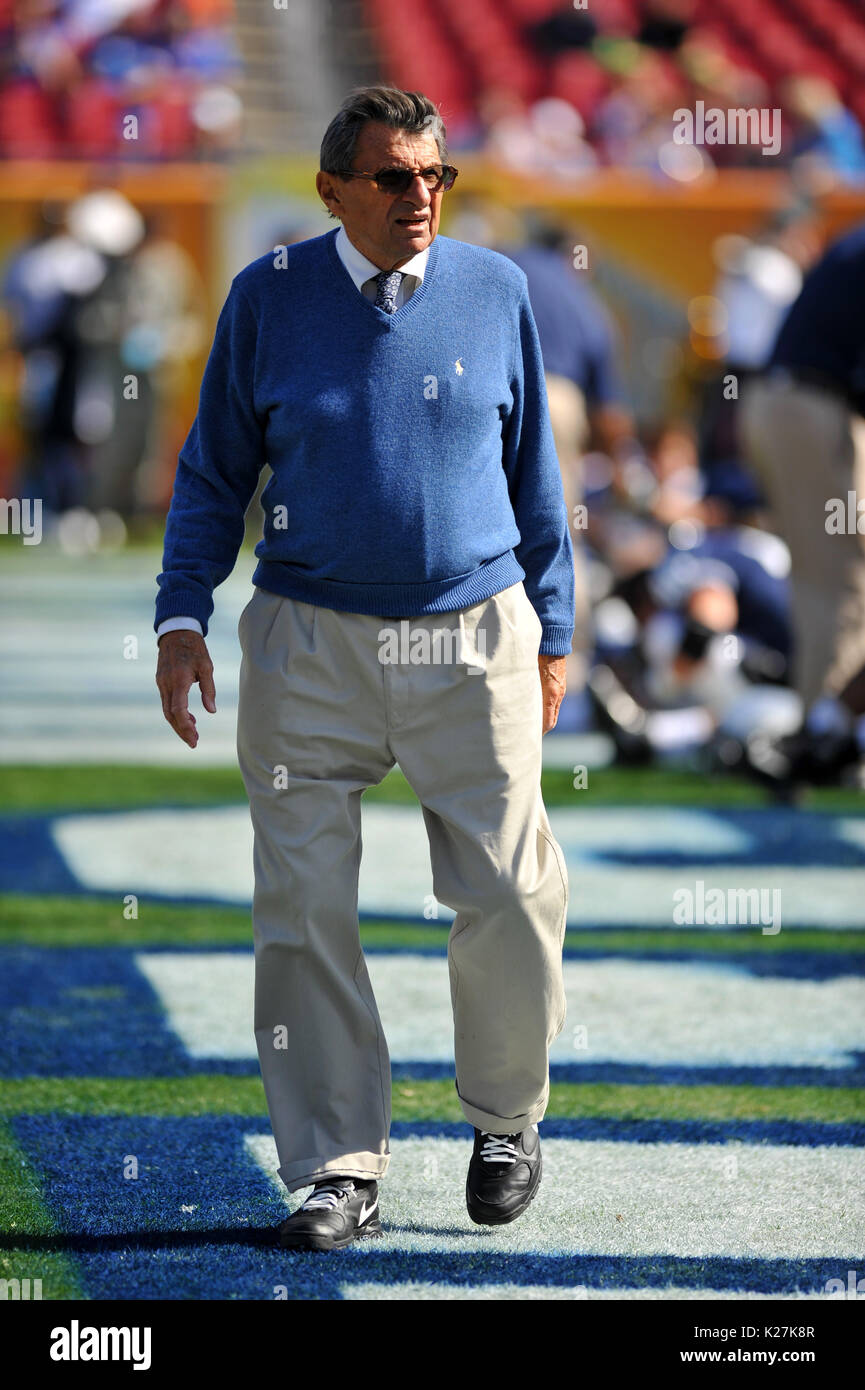 Penn State allenatore di calcio Joe Paterno passeggiate il margine durante la Outback Bowl gioco in Tampa Gennaio 1, 2011. Foto Stock