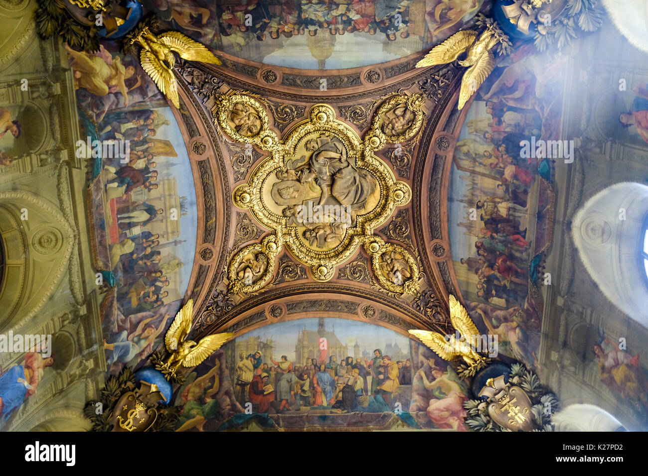 Vari pezzi di arte, compresi i busti e statue e dipinti sono visibili nel Museo del Louvre a Parigi in Francia il 17 settembre 2016. Foto Stock
