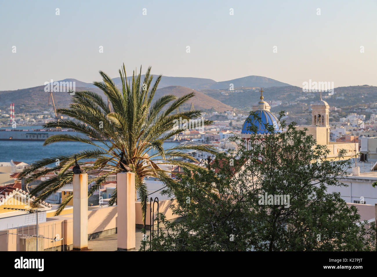 Lo skyline di ERMOUPOLI, SIROS, Grecia come visto dal quartiere Vaporia, affacciato sul porto e st. Nicholas Chiesa. Foto Stock