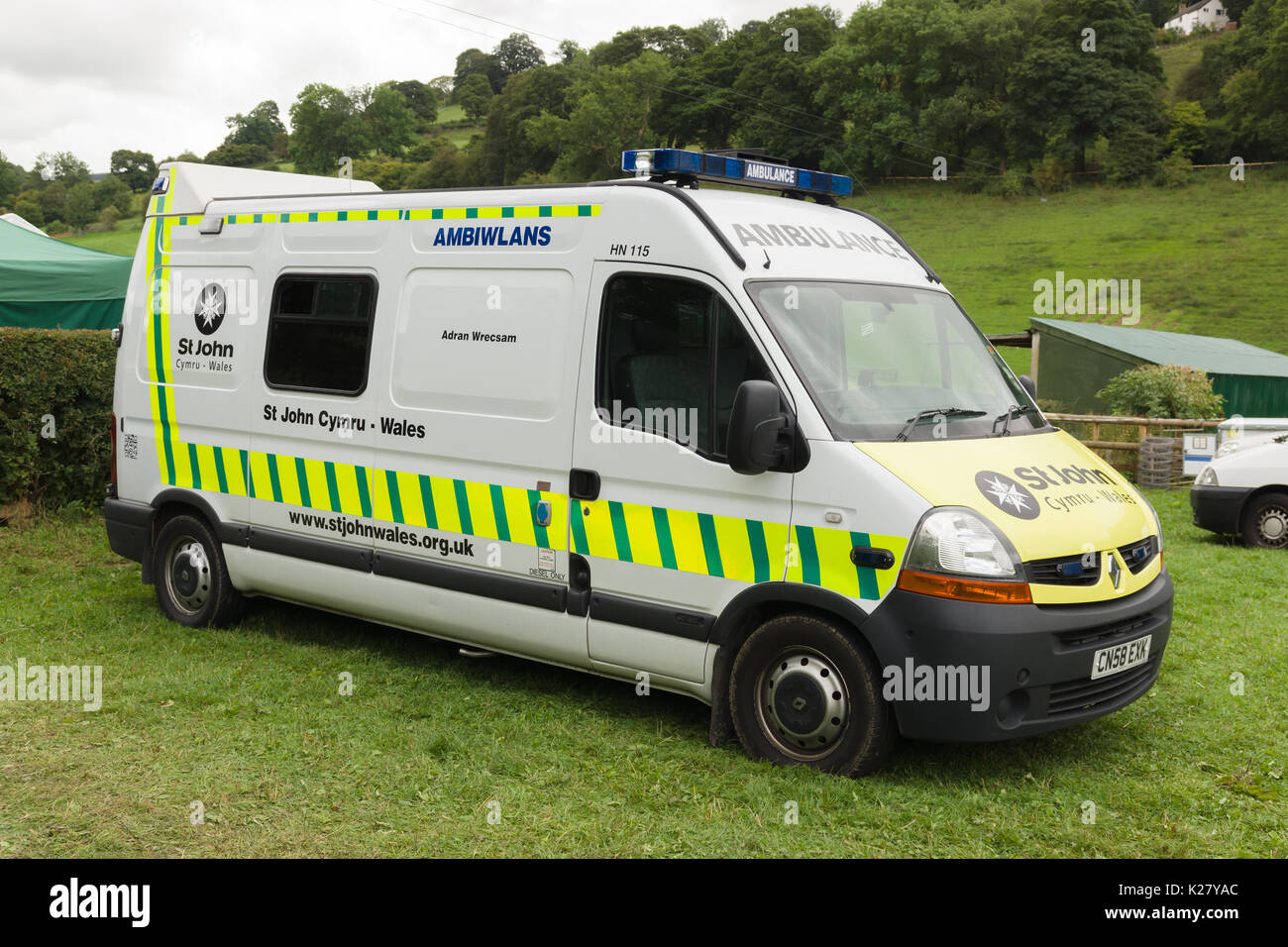 Saint John Ambulance veicolo in corrispondenza di un evento esterno in Galles Saint John è una carità fatta di volontariato del personale medico che fornisce i primi aiuti in occasione di eventi Foto Stock