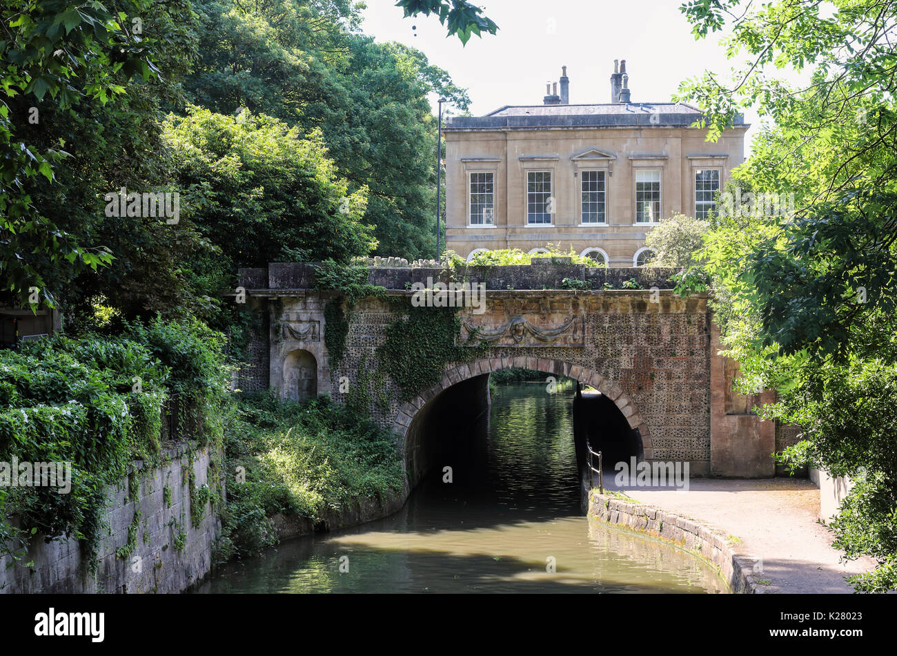 Kennett e Avon canale e il ponte stradale nei Giardini di Sydney con Cleveland House sullo sfondo, Bath, Somerset, Inghilterra, Regno Unito Foto Stock
