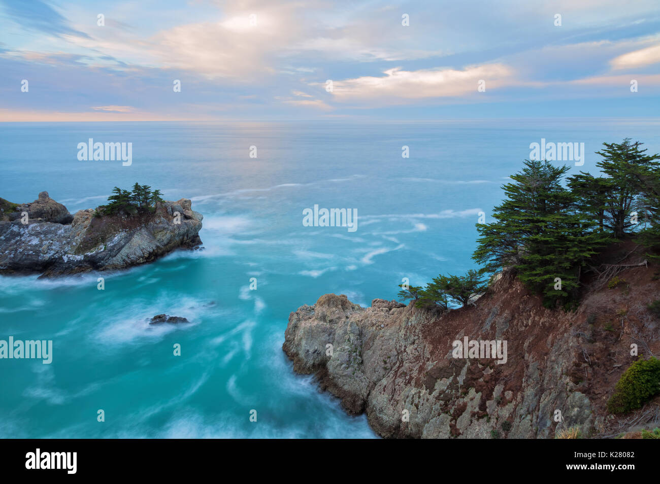 Sunrise lungo la costa della California a Julia Pfeiffer Burns State Park, Big Sur, California. Foto Stock