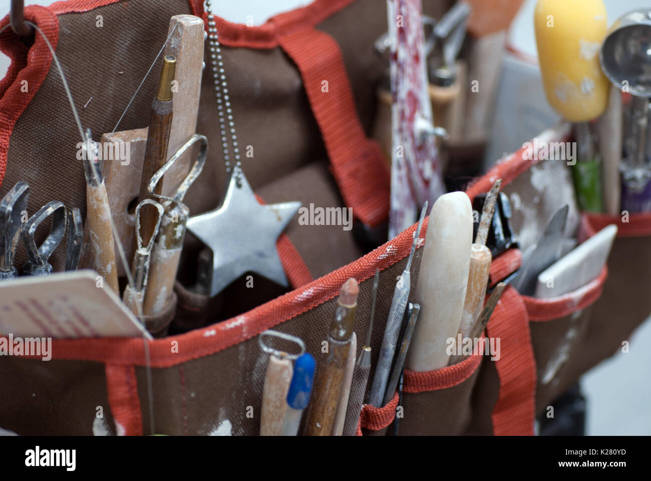 Artista tote organizzatore riempito con strumenti in ceramica Foto Stock
